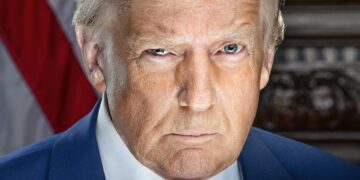 Trump publica su retrato oficial como presidente, similar a su foto policial