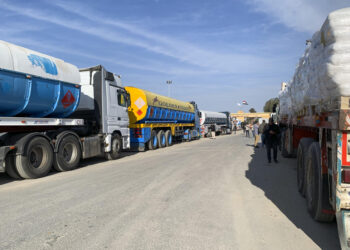 Más de 300 camiones de ayuda entran desde Egipto en el segundo día de tregua en Gaza