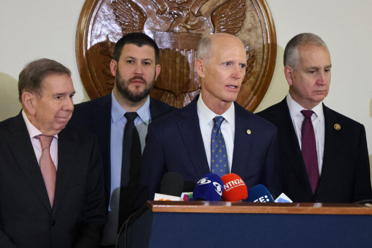 El senador de Florida Rick Scott (c) habla junto al líder opositor venezolano Edmundo González Urrutia (i) tras una reunión con senadores estadounidenses este martes, en el Congreso en Washington (EE.UU.). EFE/ Octavio Guzmán