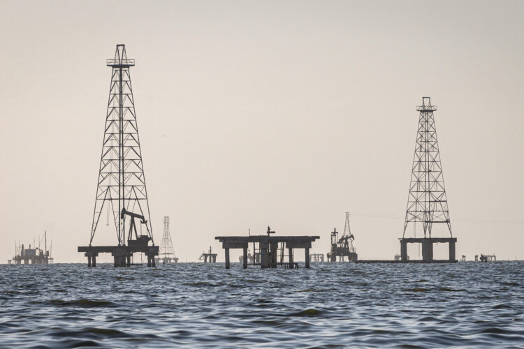 Fotografía del 24 de enero del 2025 donde se observan plataformas petroleras en el lago de Maracaibo (Venezuela). EFE/ Henry Chirinos