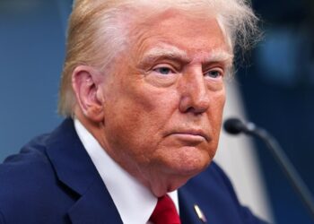Trump culpa al helicóptero y a cuotas de diversidad de Obama y Biden de la colisión aérea