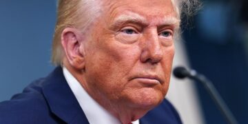 Trump culpa al helicóptero y a cuotas de diversidad de Obama y Biden de la colisión aérea