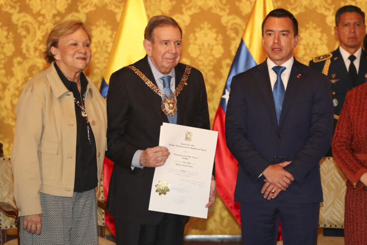 El presidente de Ecuador, Daniel Noboa (d), posa con el líder antichavista Edmundo González Urrutia (c), y su esposa Mercedes López luego de condecorarlo con la Orden Nacional al Mérito en el grado de Gran Collar este 28 de enero de 2025, en el Palacio de Gobierno en Quito (Ecuador). EFE/ José Jácome