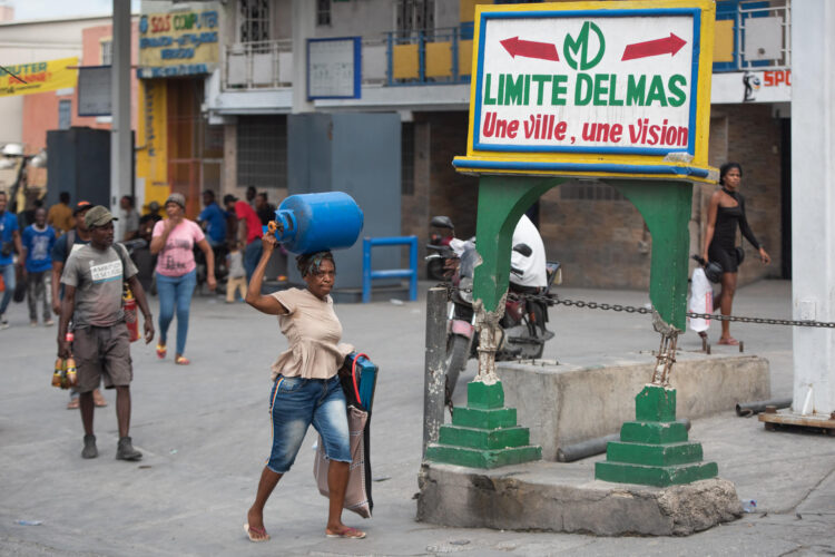 Personas huyen con sus pertenencias en Puerto Príncipe en noviembre de 2024. EFE/Johnson Sabin