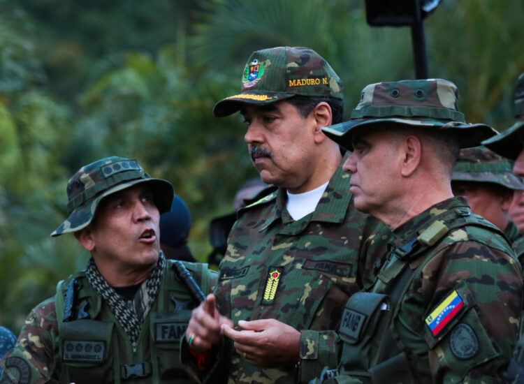 Fotografía cedida por el Palacio de Miraflores donde se observa al líder chavista Nicolás Maduro (c). EFE/ Palacio de Miraflores