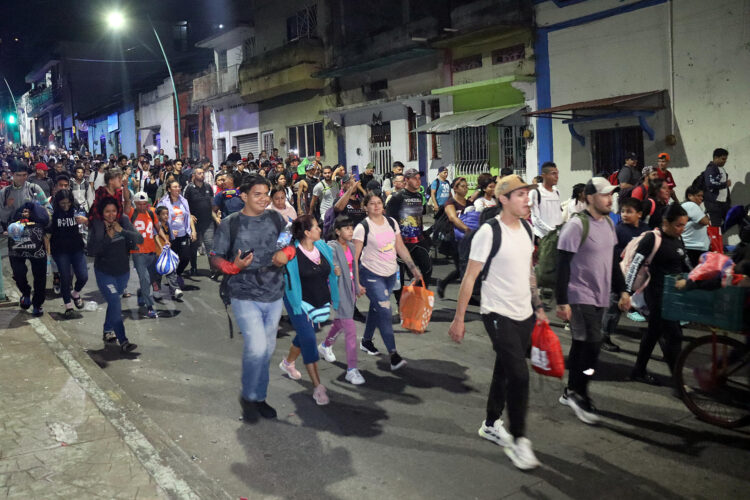 Migrantes caminan al inicio de una caravana que se dirige a la frontera norte de México este jueves, en el municipio de Tapachula en Chiapas (México). EFE/ Juan Manuel Blanco