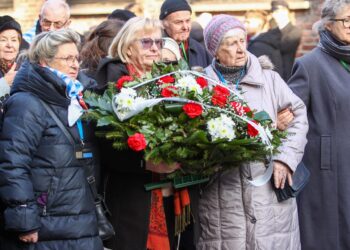 Supervivientes inician con velas y flores la 80 conmemoración de Liberación de Auschwitz