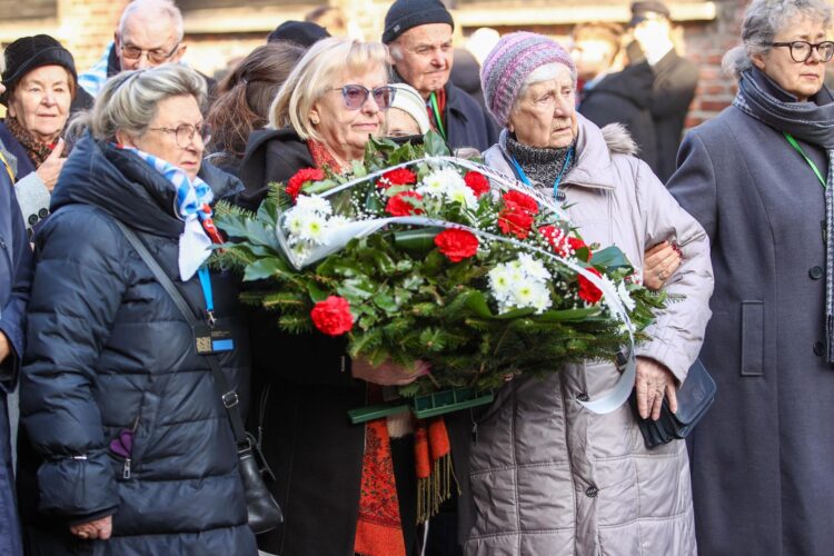 Supervivientes del campo de concentración y de exterminio nazi de Auschwitz y sus familiares depositan flores frente al emblemático "muro de la muerte", en memoria de las víctimas, en el primero de los actos de conmemoración del 80 aniversario de la liberación de dicha infraestructura criminal nazi, en Oswiecim, Polonia, el 27 de enero de 2025. EFE/EPA/Jarek Praszkiewicz POLAND OUT