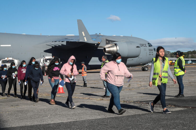 Fotografía del 24 de enero de 2025 de un grupo de migrantes guatemaltecos deportados caminando por la pista de la Base Aérea de Guatemala, en Ciudad de Guatemala (Guatemala). EFE/ STR