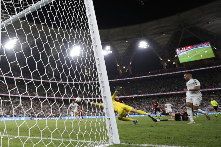 El guardameta eslovaco del Mallorca Dominik Greif (c) encaja el segundo gol del Real Madrid durante el partido de semifinales de la Supercopa de España de fútbol entre el Real Madrid y el RCD Mallorca, este jueves en Yeda. EFE/ Alberto Estévez