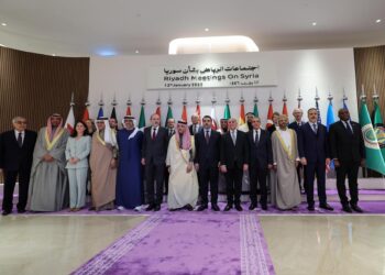 Riad pide levantar las sanciones a Siria para impulsar su desarrollo en plena transición