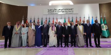 Riad pide levantar las sanciones a Siria para impulsar su desarrollo en plena transición