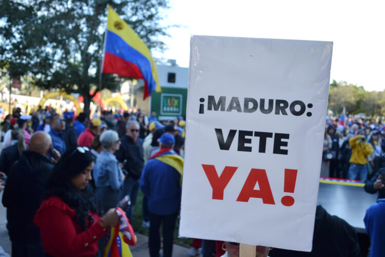 Fotografía de un cartel durante una manifestación de ciudadanos venezolanos el 9 de enero de 2025, en Doral (Estados Unidos). EFE/ Antoni Belchi