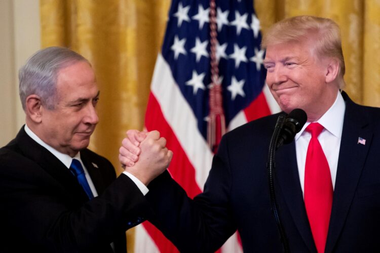 . Fotografía de archivo del 28 de enero de 2020 del presidente de los Estados Unidos, Donald J. Trump (d), que estrecha la mano del primer ministro de Israel, Benjamin Netanyahu, mientras presenta su plan de paz para Oriente Medio en el Salón Este de la Casa Blanca, en Washington (EE.UU.). EFE/EPA/Michael Reynolds