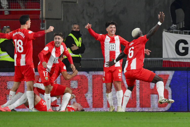 Los jugadores de la UD Almería celebran su victoria 4-1 ante el Sevilla durante el partido de dieciseisavos de la Copa del Rey disputado este sábado en el UD Almería Stadium. EFE/Carlos Barba