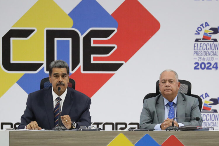 Fotografía del presidente de Venezuela, Nicolás Maduro (i), y el presidente del Consejo Nacional Electoral (CNE), Elvis Amoroso. EFE/ Ronald Peña R.