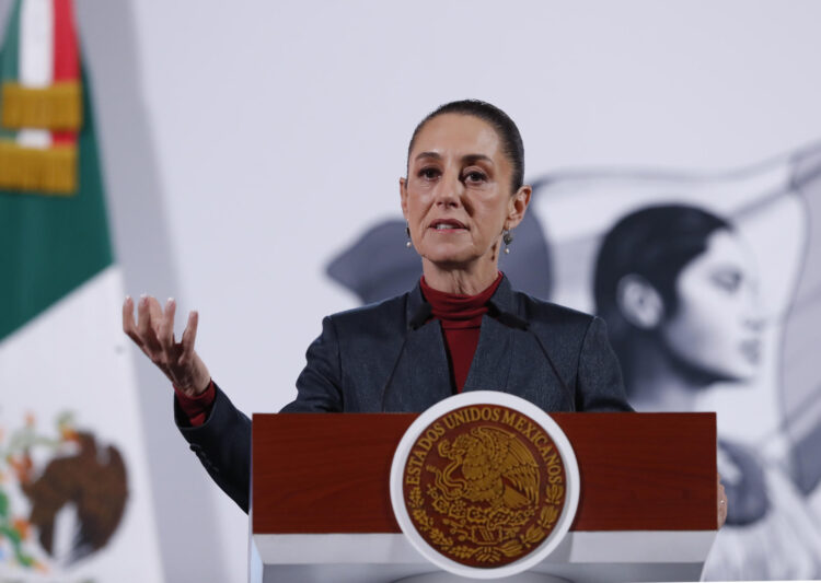 La presidenta de México, Claudia Sheinbaum, habla durante una rueda de prensa este miércoles, en el Palacio Nacional en la Ciudad de México (México). EFE/ Mario Guzmán