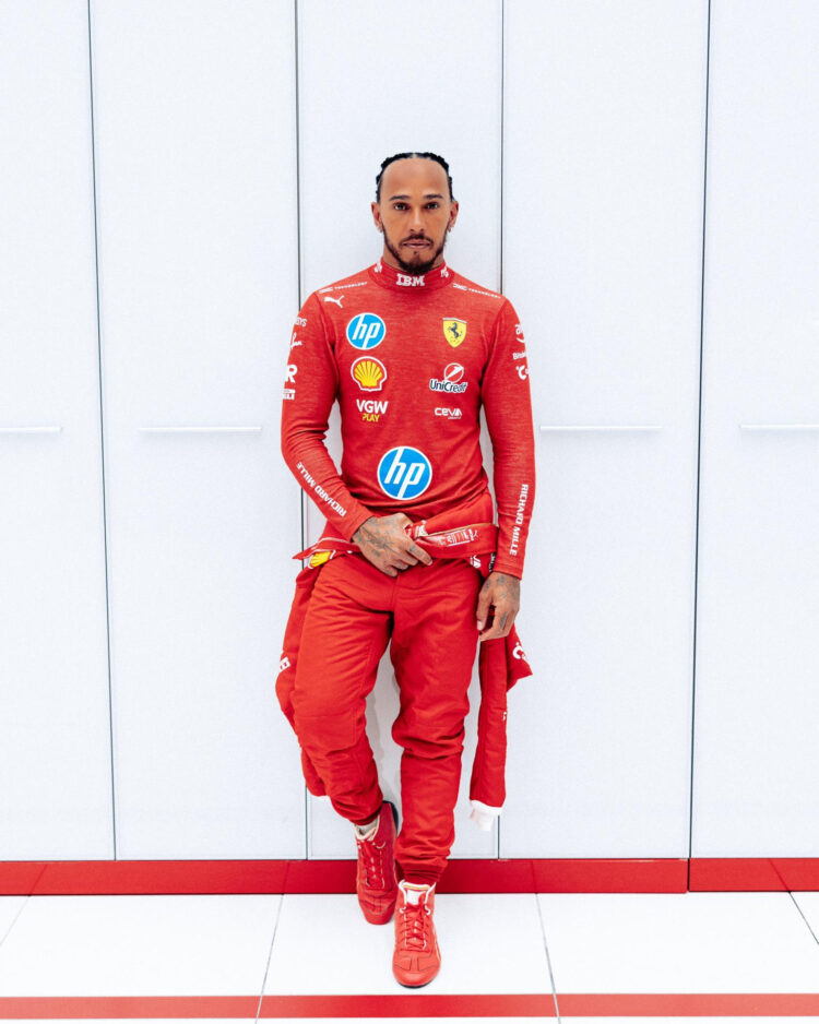 El piloto inglés Lewis Hamilton, siete veces campeón del mundo de Fórmula 1, rodó este miércoles por primera vez con el monoplaza de Ferrari en el circuito de Maranello. En la foto, posa con el mono de su nuevo equipo. EFE/@ScuderiaFerrari ***SOLO USO EDITORIAL/SOLO DISPONIBLE PARA ILUSTRAR LA NOTICIA QUE ACOMPAÑA (CRÉDITO OBLIGATORIO)***