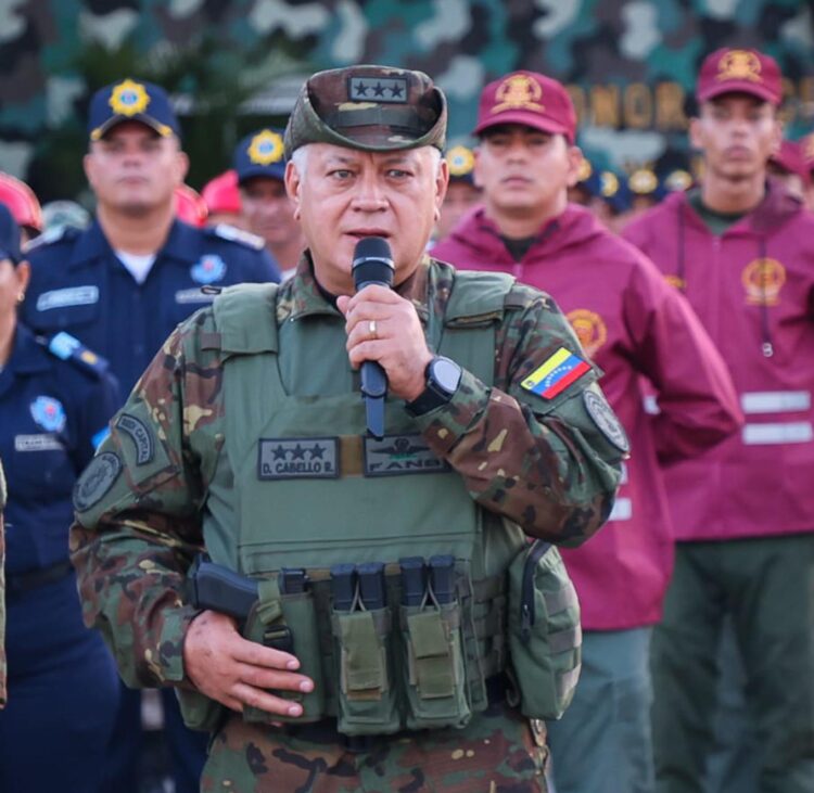 Fotografía cedida por el Ministerio de Interior, Justicia y Paz de Venezuela del ministro de esa cartera, Diosdado Cabello, hablando durante ejercicios militares este miércoles, en Santa Barbara del Zulia (Venezuela). . EFE/ Ministerio de Interior /