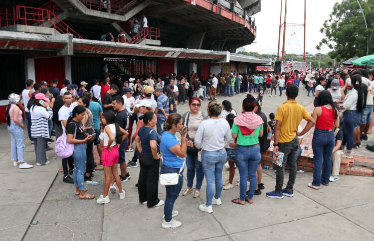 Personas desplazadas por la violencia en la región del Catatumbo esperan en una fila para recibir ayuda este lunes, en el estadio General Santander en Cúcuta (Colombia). El alcalde de Cúcuta, Jorge Acevedo, aseguró que la situación por la violencia en el Catatumbo ya desbordó todas las capacidades de esta ciudad colombiana fronteriza con Venezuela, que se había preparado para recibir a 1.500 personas, y ya han recibido a más de 8.000. EFE/ Mario Caicedo