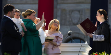 El nuevo Gobierno de Puerto Rico toma posesión en medio de un ambiente polarizado