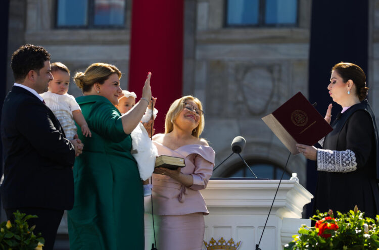 La gobernadora de Puerto Rico Jenniffer Gonzalez (2-i) toma juramento acompañada por su cónyuge José Jovin (i) y sus hijos José Yovín Jorge y Jenniffer Nydia Mercedes Vargas, y la presidenta del Tribunal Supremo Maite Oronoz este jueves, frente al Capitolio en San Juan (Puerto Rico). EFE/ Thais Llorca