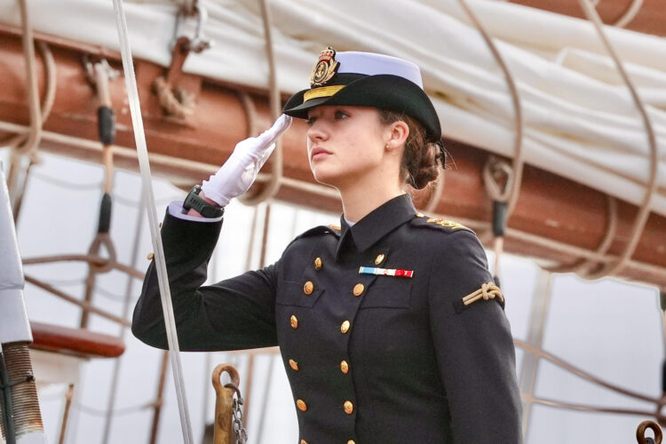 -FOTODELDIA- CÁDIZ, 11/01/2025.- La Princesa de Asturias, Leonor, se embarca este sábado en el buque escuela de la Armada española Juan Sebastián de Elcano para iniciar la travesía del 97 crucero de instrucción. EFE/ Roman Ríos