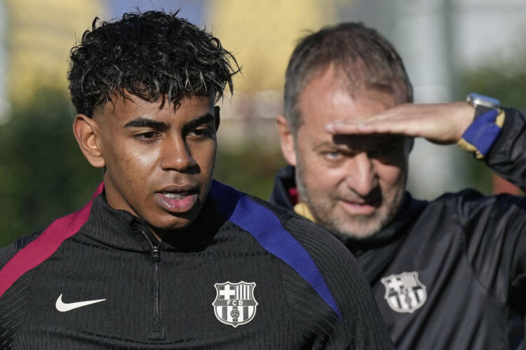 El jugador del FC Barcelona Lamine Yamal y su entrenador, Hansi Flick. EFE/Enric Fontcuberta.