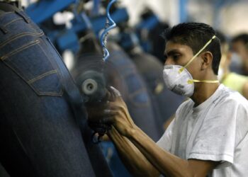 ¿Cómo de sostenible es fabricar unos vaqueros? La ley estrecha el cerco al residuo textil