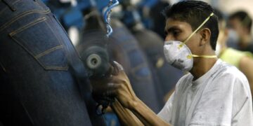 ¿Cómo de sostenible es fabricar unos vaqueros? La ley estrecha el cerco al residuo textil