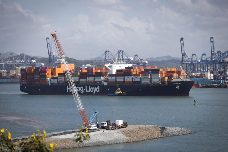 Un buque portacontenedores transita por el Canal de Panamá este miércoles, en la Ciudad de Panamá (Panamá). EFE/ Bienvenido Velasco