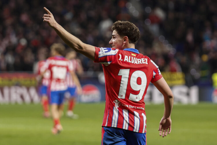 Julián Álvarez celebra su segundo gol al Leverkusen en la anterior jornada de la Liga de Campeones. EFE/Sergio Pérez