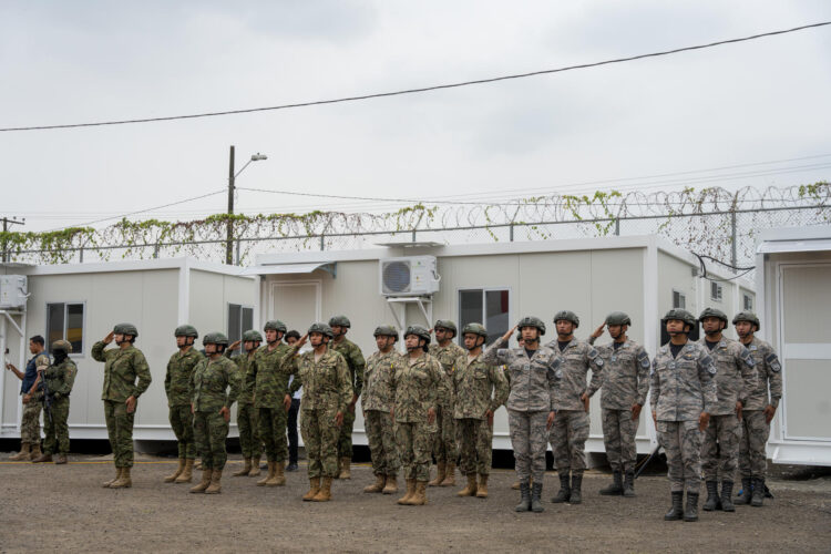 Fotografía de archivo de militares en formación durante la entrega de campamentos móviles por parte del presidente de Ecuador, Daniel Noboa, en la lucha de su Gobierno contra las bandas del crimen organizado. EFE/ Mauricio Torres