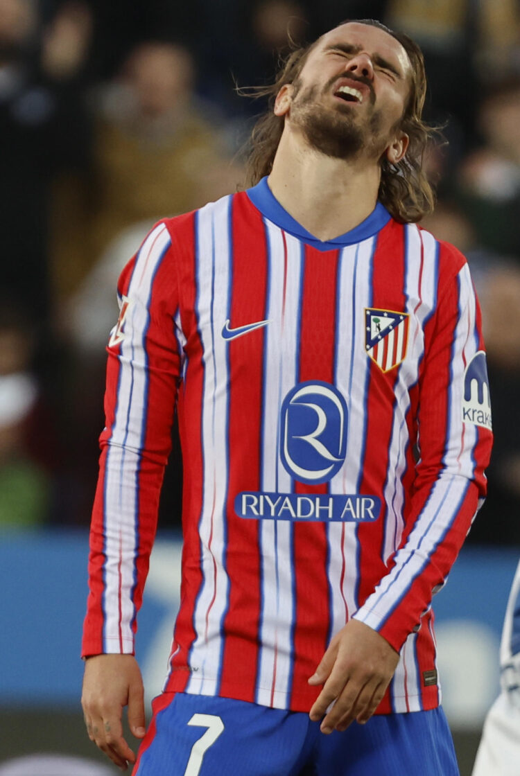 El delantero del Atlético de Madrid Antoine Griezmann lamenta una ocasión durante el partido de LaLiga EA Sports entre CD Leganés y Atlético de Madrid, este sábado en el Estadio Municipal Butarque de Madrid. EFE/ Sergio Pérez