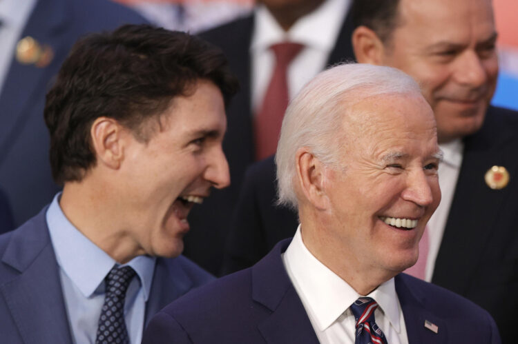 Fotografía de archivo del presidente de Estados Unidos, Joe Biden (d) y el primer ministro de Canadá, Justin Trudeau (i), en la fotografía oficial al cierre del segundo día de la Cumbre de jefes de Estado del G20, en Río de Janeiro (Brasil). EFE/ Andre Coelho