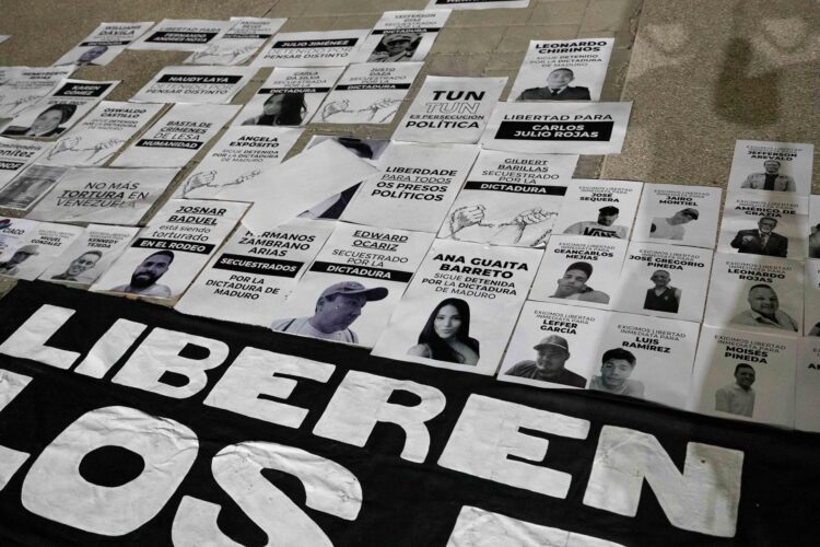 Fotografía de archivo donde se observan carteles en una vigilia por los "presos políticos" en la Universidad Central de Venezuela (UCV), en Caracas. EFE/ Ronald Peña