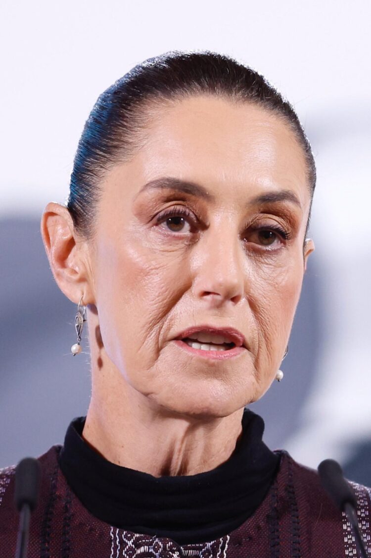 La presidenta de México Claudia Sheinbaum, habla durante una rueda de prensa este viernes, en el Palacio Nacional en la Ciudad de México (México). EFE/Sáshenka Gutiérrez