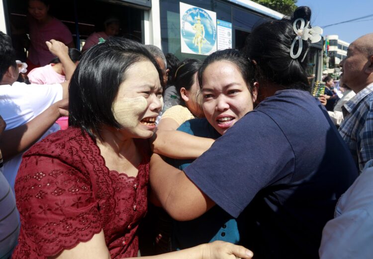 Yangon (Myanmar), 04/01/2025.- Una mujer se encuentra con sus amigos y familiares tras ser liberada de la cárcel de Insen. EFE/EPA/NYEIN CHAN NAING