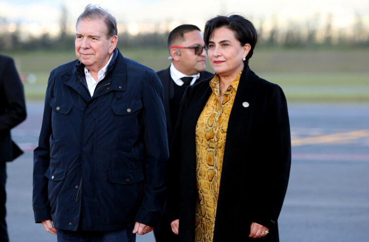 Fotografía cedida por la Presidencia de Ecuador del antichavista Edmundo González Urrutia (c), junto a la canciller ecuatoriana Gabriela Sommerfeld, a su llegada este lunes a Quito (Ecuador). EFE/ Presidencia de Ecuador