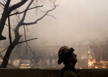 Diez muertos y más de 10.000 estructuras en cenizas por los incendios activos de Los Ángeles
