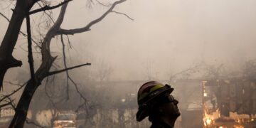Diez muertos y más de 10.000 estructuras en cenizas por los incendios activos de Los Ángeles