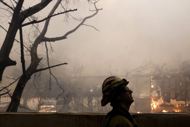 Un bombero del condado de Los Ángeles observa un incendio forestal en Altadena, California (EE.UU.). EFE/CAROLINE BREHMAN