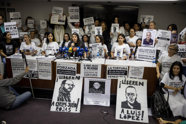 Familiares de presos políticos asisten a una rueda de prensa este 28 de enero de 2025, en Caracas (Venezuela). EFE/ Miguel Gutiérrez