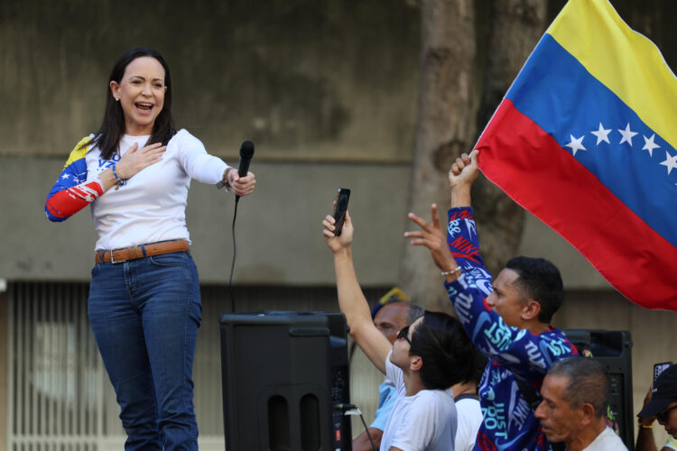 La líder antichavista María Corina Machado saluda a sus seguidores este jueves, en una manifestación en Caracas (Venezuela). EFE/ Miguel Gutiérrez