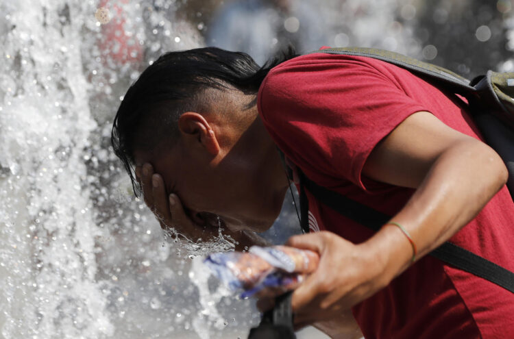 Un hombre se refresca en una fuente debido a las altas temperaturas, en una fotografía de archivo. EFE/ Mario Guzmán