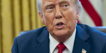 Trump dice que no permitirá la compra de petróleo a Venezuela