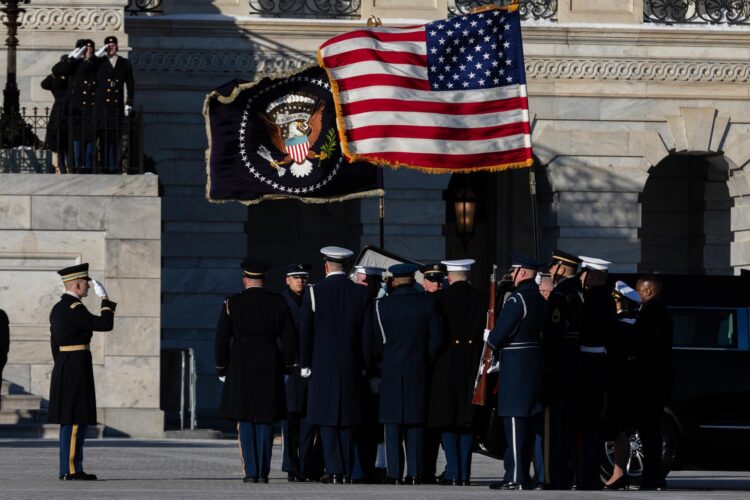 El féretro cubierto con la bandera del expresidente de EE. UU. Jimmy Carter es colocado en un coche fúnebre después de salir del Capitolio de EE. UU. en Washington, DC, EE.UU., el 9 de enero de 2025. EFE/Shawn Thew