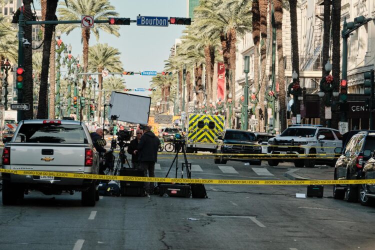 Los medios de comunicación se preparan para transmitir en el centro de la ciudad cerca del lugar del accidente automovilístico en Bourbon Street en Nueva Orleans, Luisiana, EE.UU., el 02 de enero de 2025. EFE/EPA/DAN ANDERSON