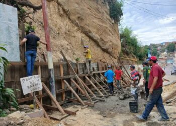 Culminado muro de contención y lo embellecen con un mural cromático