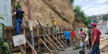 Culminado muro de contención y lo embellecen con un mural cromático